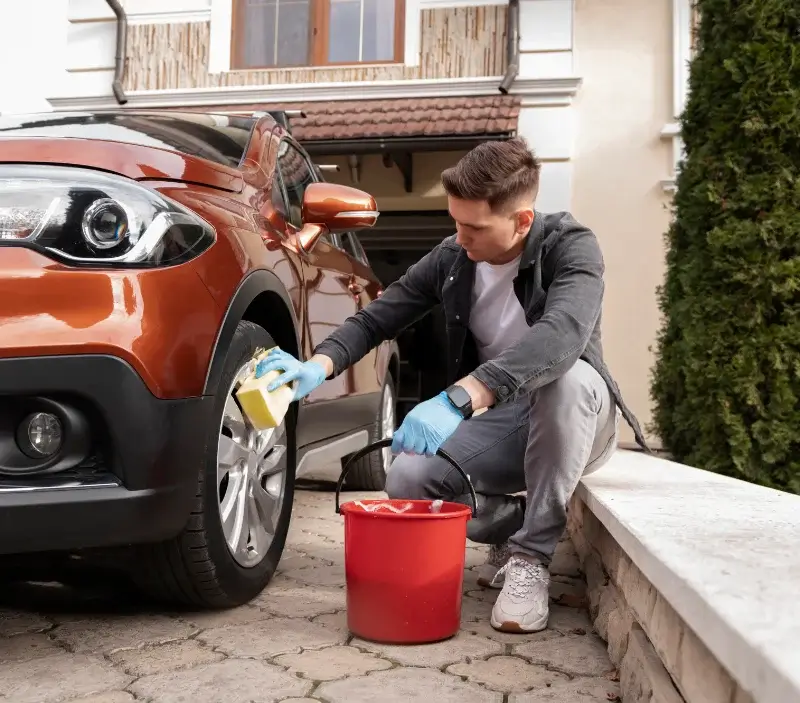 Lavage auto à domicile Celles-sur-Durolle : professionnel intervenant sur un véhicule